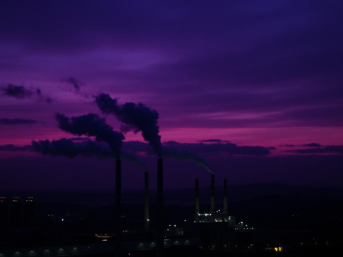 Chaminés industriais ao entardecer